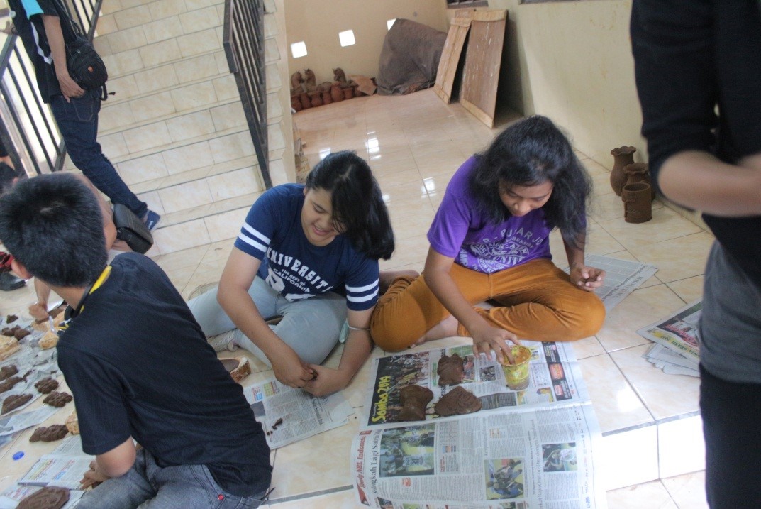 Nabila Salmaera (XII IPA1) dan Adinda Beatrix (XII IPA2) bereksplorasi membuat seni kerajian keramik - FOTO KEGIATAN KUNJUNGAN KAMPUS UNIVERSITAS GAJAH MADA